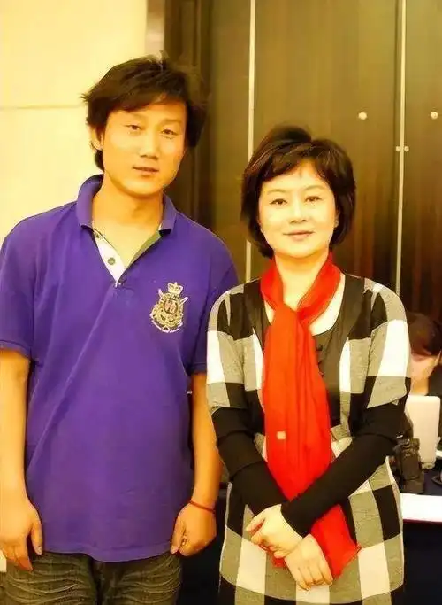 鞠萍:二婚嫁普通人杨硕,56岁被丈夫宠成宝