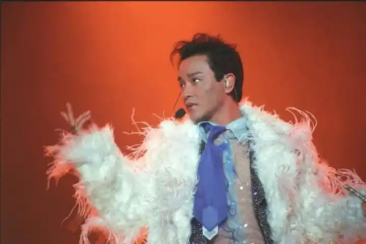 诗与远方 15年后张国荣,梅艳芳奇迹般重返舞台,一开口就已经泪目.