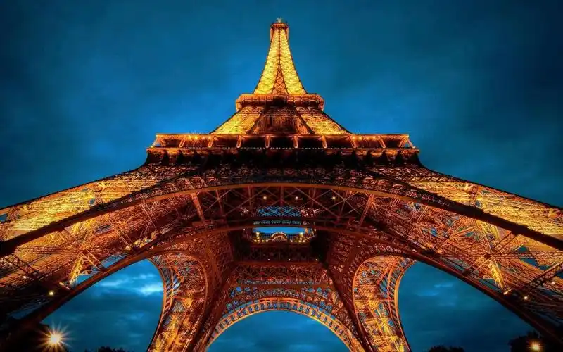 透视是一种非常重要的摄影语言,控制透视和畸变在拍摄中很常见.