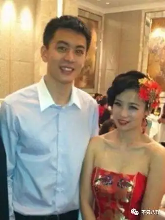 什(辽宁男篮主帅杨鸣老婆)杨鸣晒全家福,娇妻面容甜美,杨鸣的妻子是谁