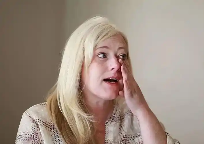 回顾美国夫妇领养6岁女孩后家中怪事频发意外发现养女22岁