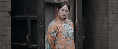 尹正鬓边不是海棠红女装造型引关注第一楼开业喜临门