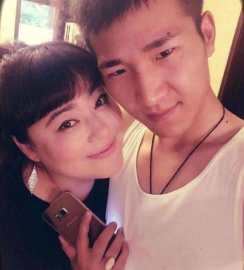 李菁菁3段婚姻1个孩子49岁嫁小21岁丈夫因诈骗跌落神坛