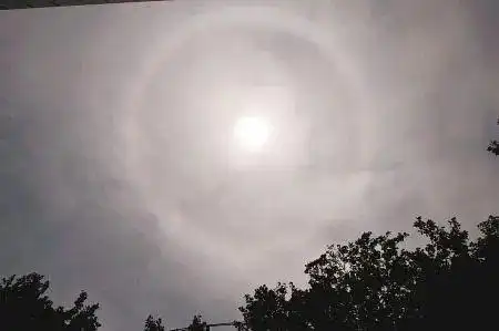 均匀分布,有时薄得几乎看不见的薄幕卷层云. 来源   360百科