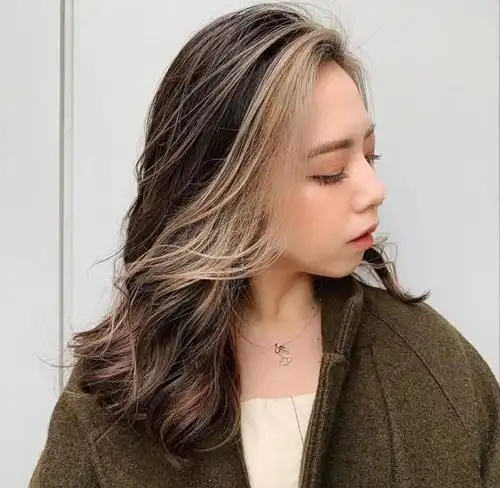 2021年的年度流行色中 黄色占了一席之地 偏黄色的亚麻金色系 也是