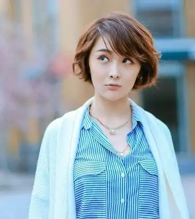 刚好将双耳露出来,剪短的直发梳理成初中女生斜刘海短直发发型,简单的