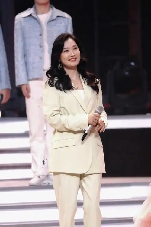 杨魏玲花超话7815#凤凰传奇主唱玲花#230124 视听盛典"查收一朵