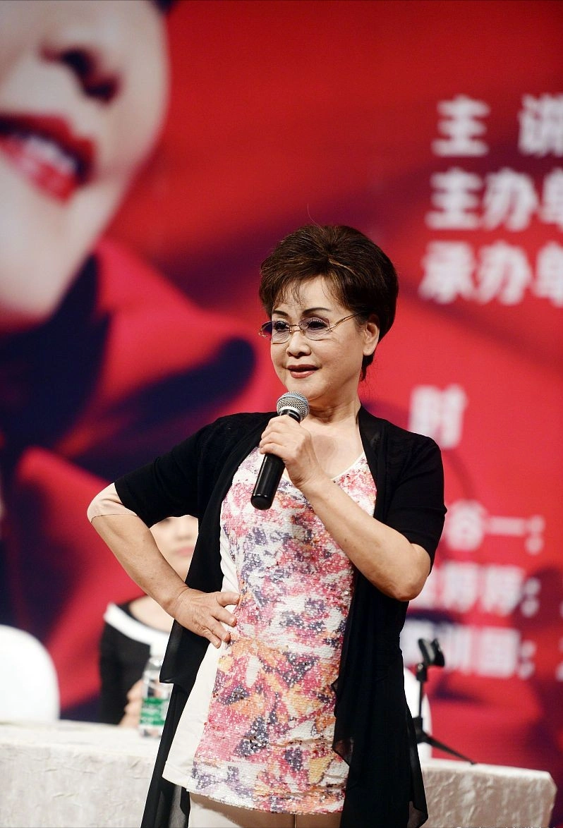 原创李谷一身材真挺瘦76岁身姿挺拔好似46饱满肌肤看着真富态