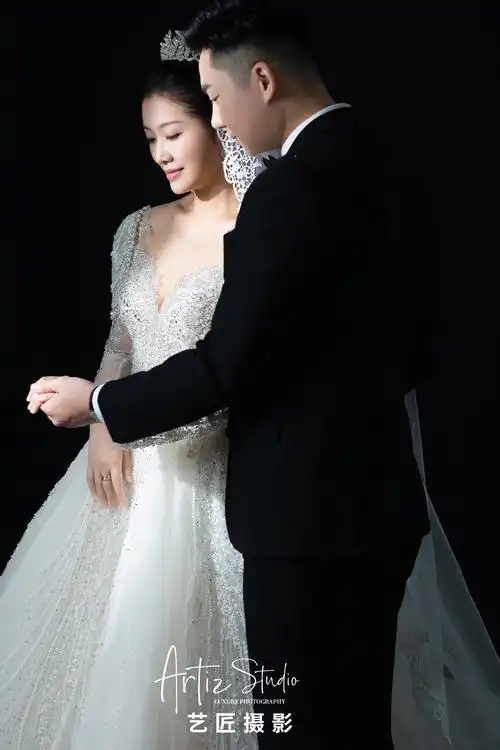 纯色背景婚纱照