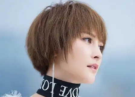 06届超女厉娜晒钻戒 高甜表白:谢谢你如此用心爱我