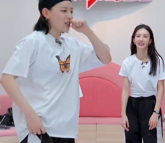 有一个喜剧组合叫金晨和李斯丹妮同框时就像移动的小品舞台