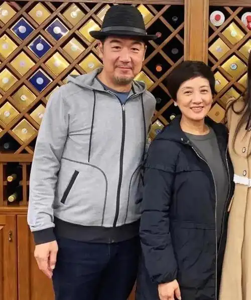 69岁张国立爬山被偶遇头发胡须花白热情和路人打招呼很亲切