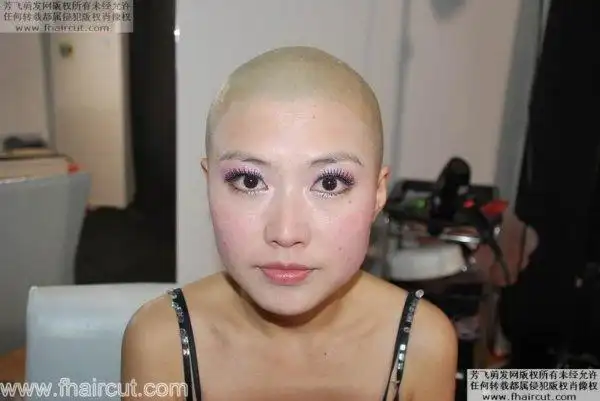 漂亮长发女孩剃光头25