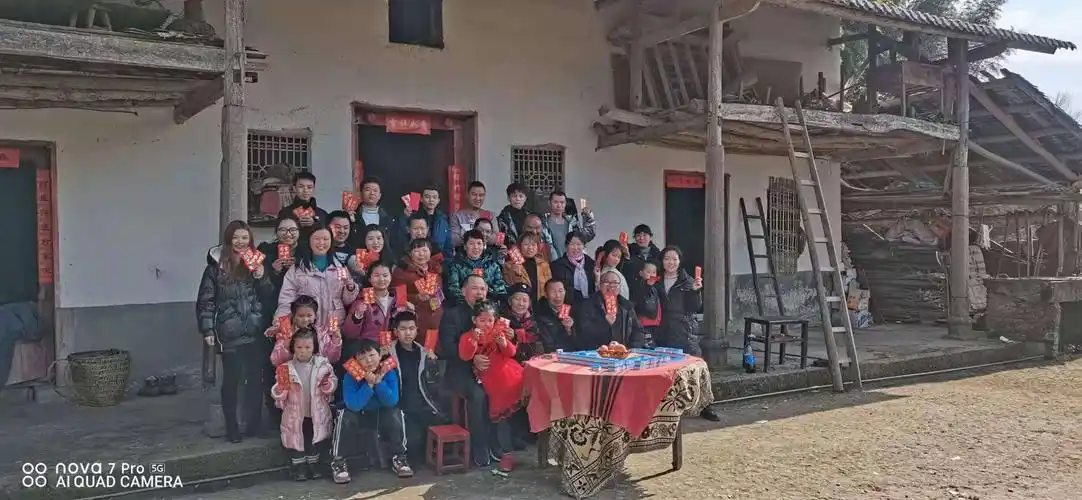 2021年春节正月初二开心家人幸福大团圆全家福