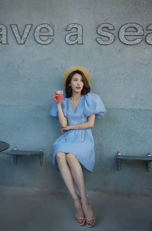 徐洁儿室外风写真发布治愈笑容尽显温柔甜美