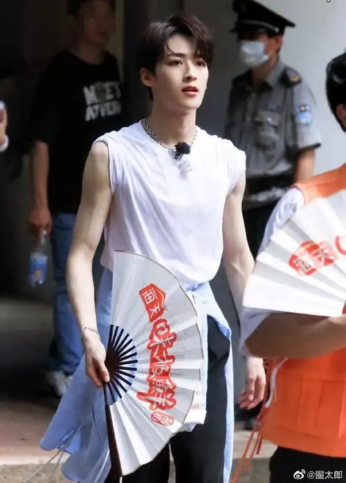 何洛洛手臂肌肉线条