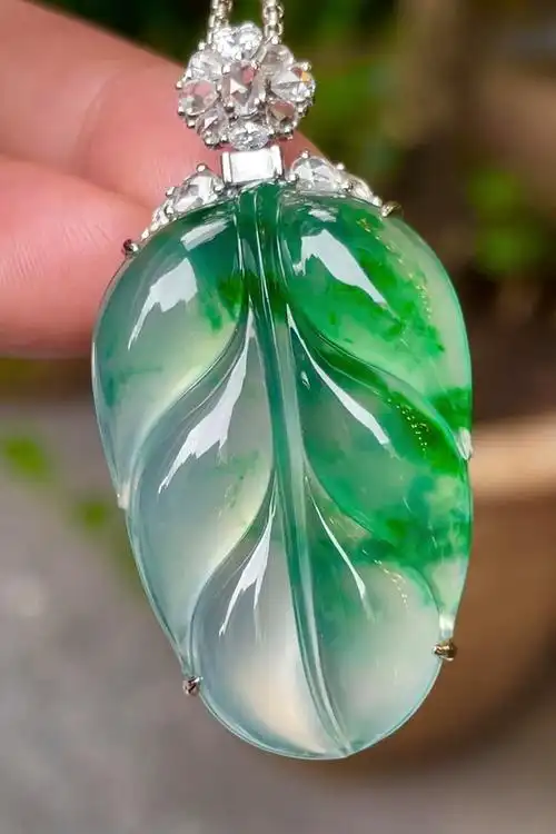 547256 翡翠高冰阳绿叶子吊坠 大件饱满,通透水润,玉质细腻,翠色鲜艳