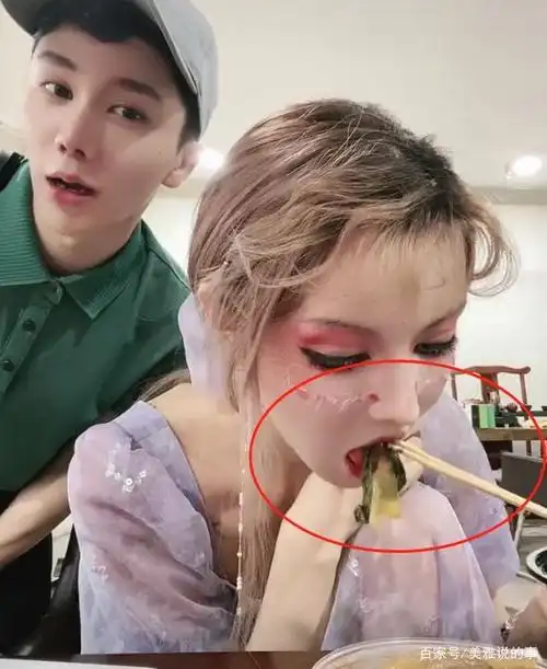 芭比迪丽拉表情生硬似木偶在节目中否认整容吃饭竟不敢张嘴