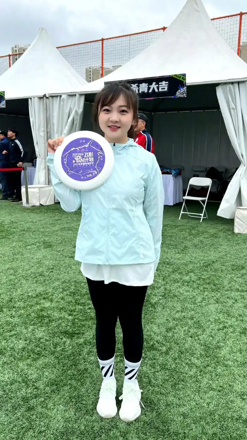 林妙可青春洋溢,就是看起来矮小.搭配和拍照是硬伤. - 抖音