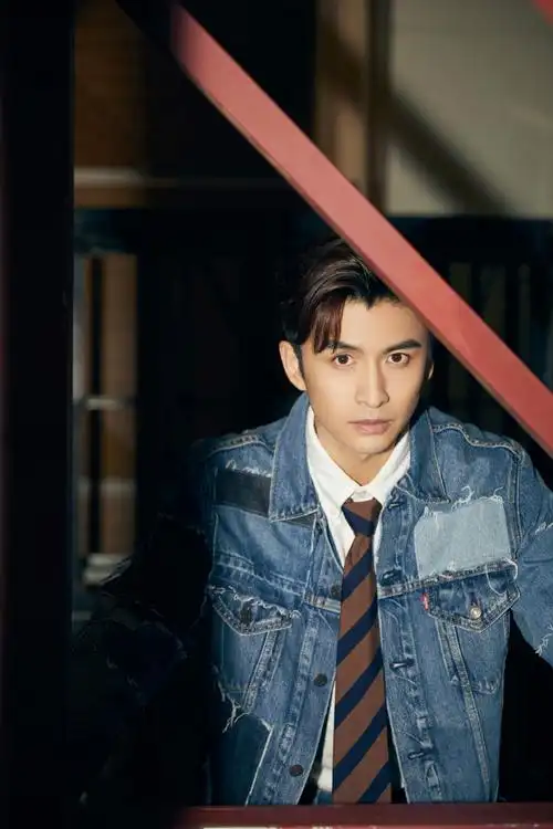 张云龙超话初秋牛仔演绎复古港风,您的"大湾仔"好友@张云龙mmc即将