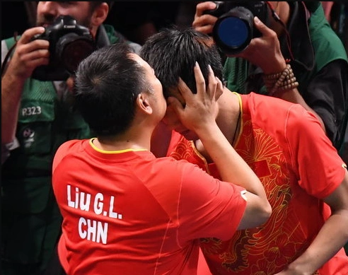 刘国梁先亲张继科许昕亲女友 马龙只好亲球台