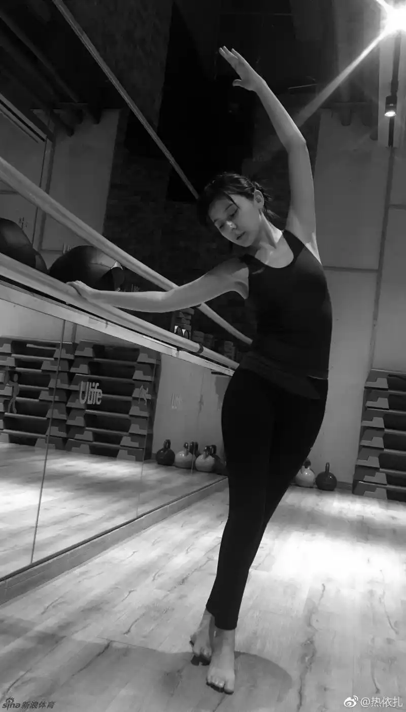 宁贵人热依扎骑马健身秀长腿_高清图集_新浪网