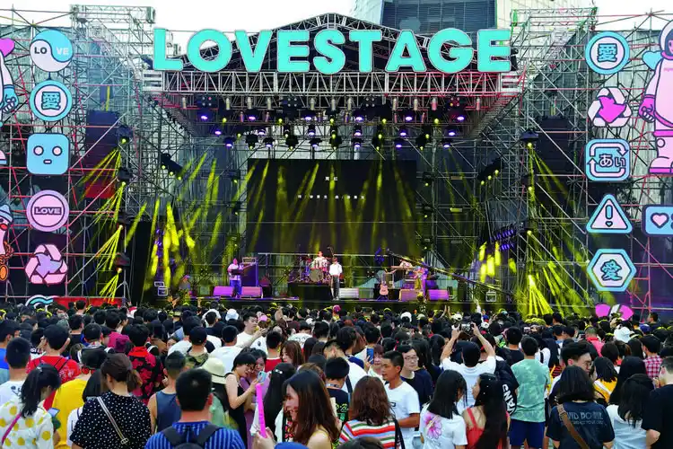 人头攒动的2019年草莓音乐节现场.(观山湖区融媒体中心供图)