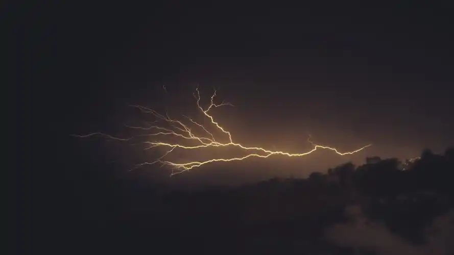 天空中的闪电图片-风景壁纸-高清风景图片-第5图-娟娟壁纸