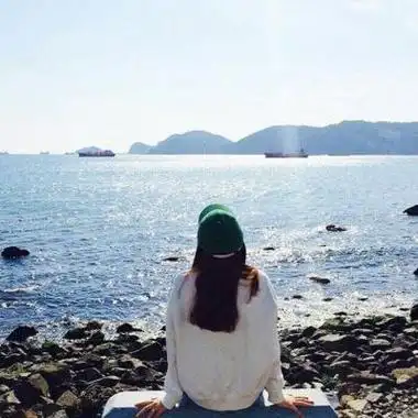 超唯美de海边女生背影抖音头像