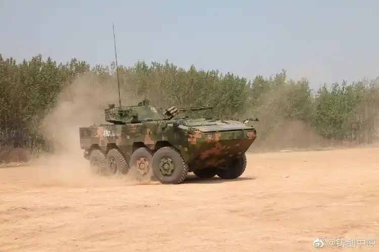 国产装甲车发射穿甲弹场面火爆