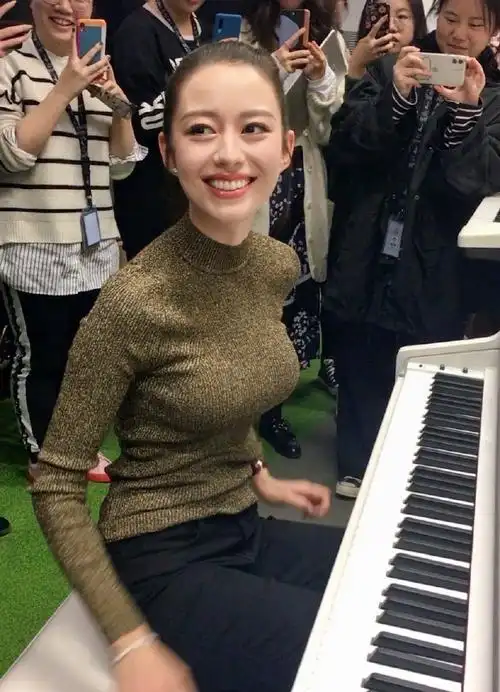 原创有一种绝美叫穿修身衣的吉娜!惊艳腰胸比不输超模,一般人扛不住