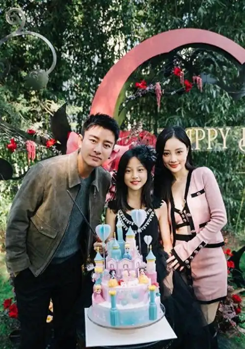 贾乃亮和李小璐惊喜同框为女儿甜馨庆生10月23日,李小璐在个人社交