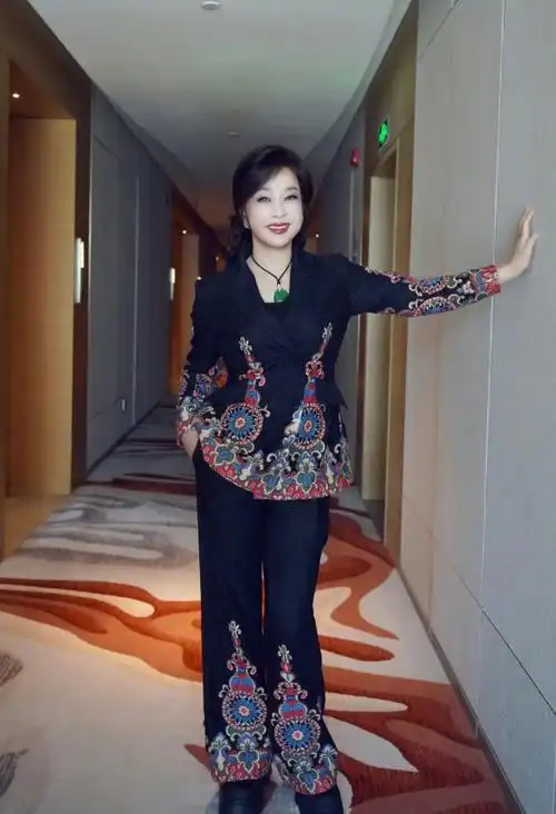 70岁刘晓庆要参加浪姐穿连体裤高调亮相长沙机场假睫毛真抢眼