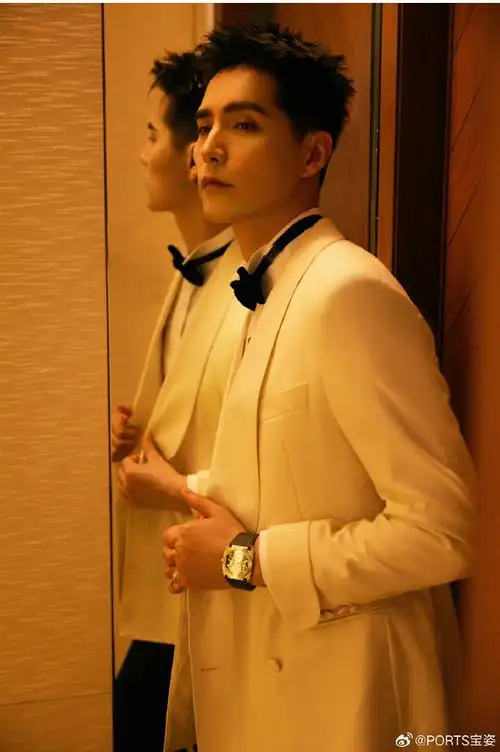 英姿挺拔,演绎绅士翩雅风范  #ports漫游者#音乐剧演员,歌手@阿云嘎