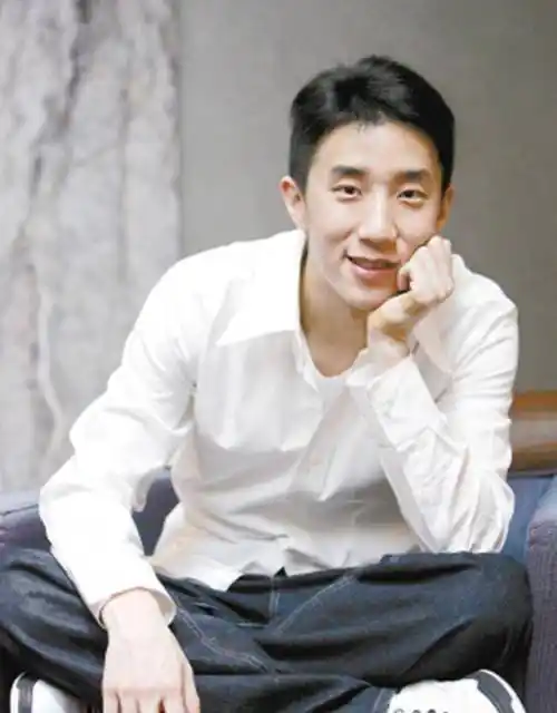 原创原创37岁房祖名近照曝光穿着低调且朴素胡子拉碴不修边幅太接地气