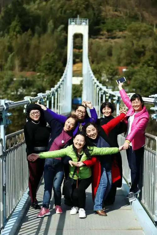 快乐的一群人!少不了要摆pose照相.