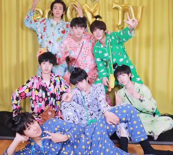 tnt团综来袭粉丝偶遇宋亚轩和刘耀文卖奶茶马嘉祺烤鱿鱼