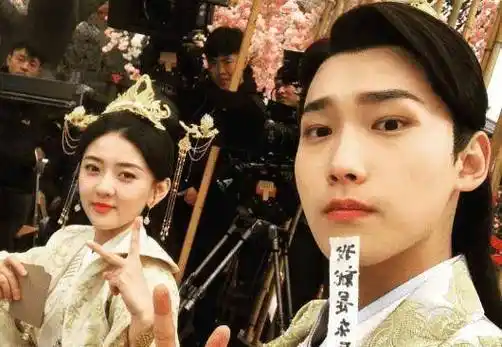 夜会女大学生电梯亲热,女方穿浴袍下楼接_邢昭林_女孩_房间