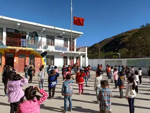杨庄乡瓦房沟希望小学升旗仪式