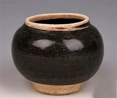 此外,出土的元代黑釉瓷罐及瓷枕等器物也颇为珍贵.