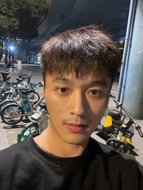 这小脸嚯,别说,还挺帅～【盗的假照】凡看到这张照片的相亲信息都不