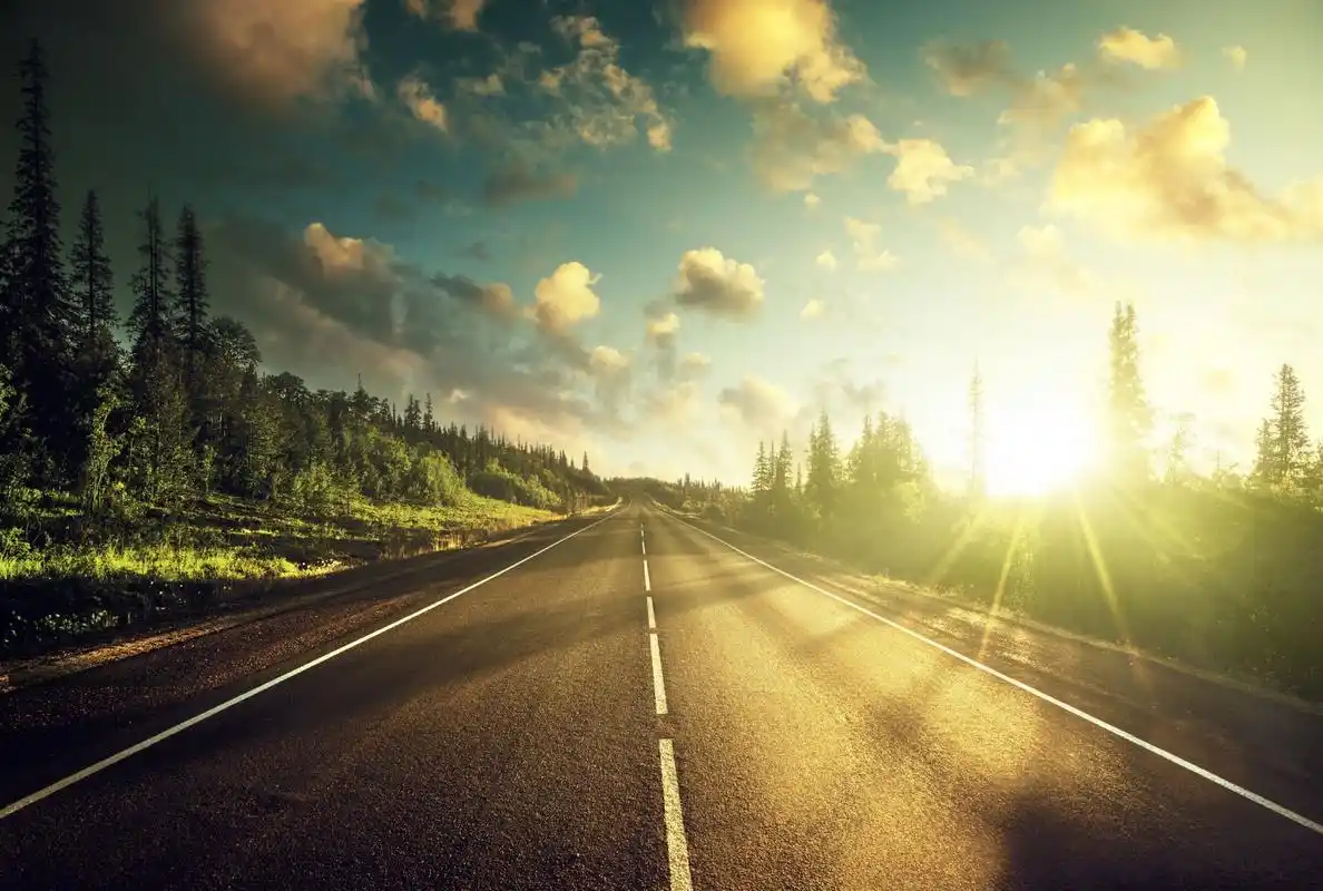 天空白云道路风景逆光前行