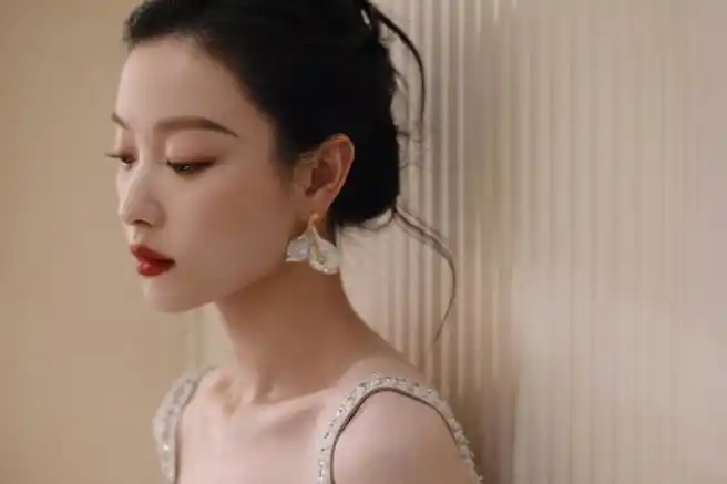 倪妮粉色渐变亮片礼服##倪妮繁星玫瑰妆