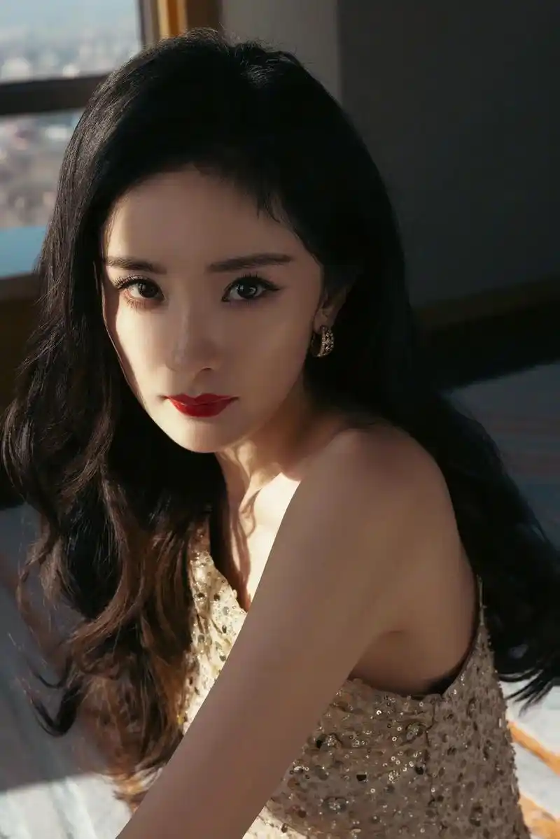 杨幂鎏金礼服裙造型 @杨幂 鎏金礼服裙造型,好美啊,爱了# - 抖音