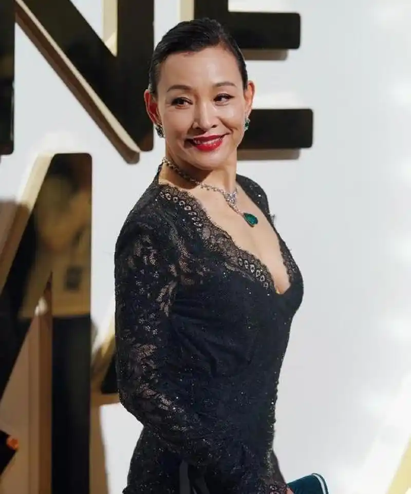 1985年,旅美3年的陈冲,在春晚舞台上笑着说道:"我本不想来的,但按照