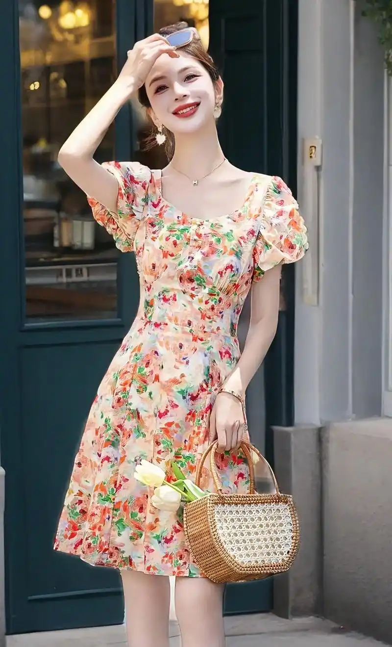 夏天来了,是时候更新衣橱啦~ 推荐一条超级美的碎花连衣裙,咱女生们的