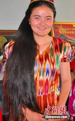 新疆库车举办长发模特大赛最长达136厘米