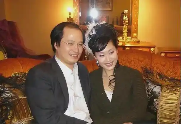 于文华直播庆祝57岁生日,不忘提携尹相杰,网友:人美心善歌甜