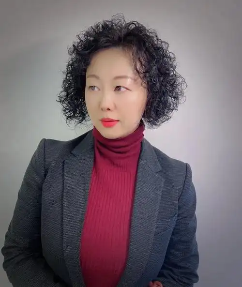 剪完想要有更多的变化,更有特色都会烫一烫,短发满头卷就是不错的参考