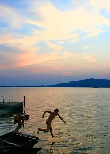 图为湖娃夏天戏水的欢乐情景.